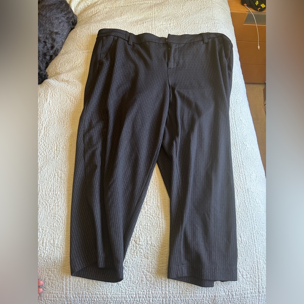 Elegant Black Striped Women's Capris